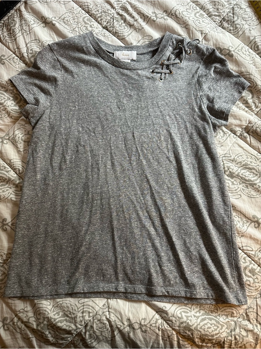 BRAEVE Gray Lace-Up Shoulder Short Sleeve Tee | Size M